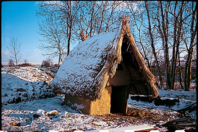 Reconstitution d'une cabane à vocation artisanale d'époque carolingienne à Louvres (Val-d'Oise), 2002.  La démarche privilégie les techniques de construction utilisant les matériaux attestés sur place. 