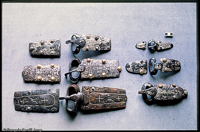 Plaques-boucles mérovingiennes des VIIe et VIIIe siècles. Nécropole de Serris (Seine-et-Marne), 1992.