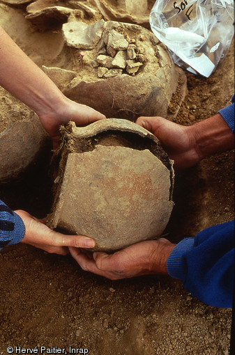 Céramique entière du haut Moyen-Âge en cours de dégagement, VIIe-VIIIe s., fouille de La Frétellière (Maine-et-Loire), 1999.  Le site de la Frétellière est un des rares ateliers de production céramique connu à ce jour dans les Pays de la Loire. 