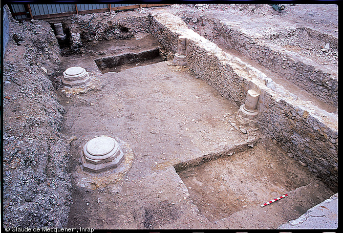 Vue de la synagogue présumée de Lagny-sur-Marne (Seine-et-Marne) en cours de dégagement, avec deux piliers centraux, 1999-2000.