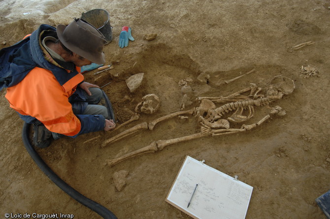 Fouille d'une sépulture de la nécropole découverte au lieu dit  Les Gravières  à Pont-sur-Seine (Aube) et datée du haut Moyen Âge, 2007. 