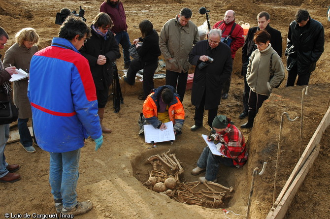 Vue d'une s&eacute;pulture collective&nbsp;en cours&nbsp;de fouille sur le site de Br&eacute;viandes (Aube), dat&eacute;e de la fin du Neolithique et pr&eacute;sent&eacute;e lors d'une journ&eacute;e de visite de presse le 7 d&eacute;cembre 2006. 
