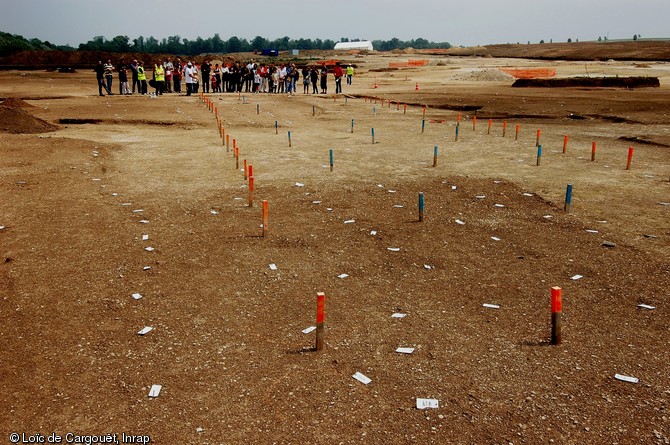 Présentation des vestiges d'une maison néolithique sur le site de Pont-sur-Seine (Aube), journée portes ouvertes du 2 juin 2007.   Les traces laissées par les poteaux en bois plantés dans le sol ont permis de dresser le plan de cette habitation et d'en connaître les dimensions. 