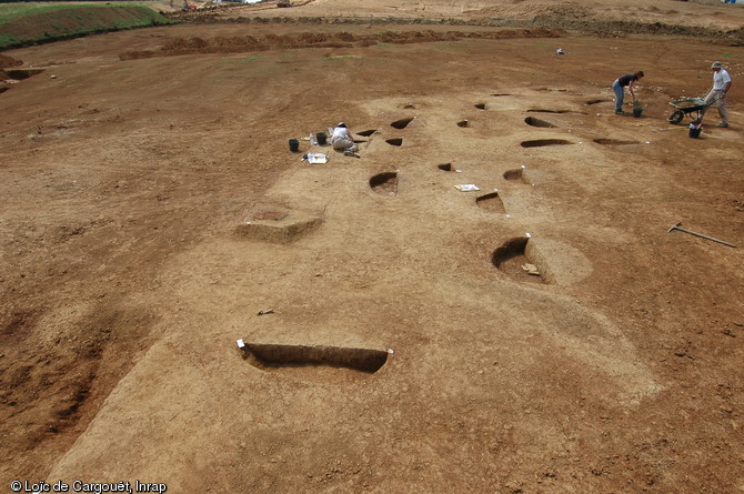 Vestiges d'un habitat gaulois en cours de fouille à Trémoins (Haute Saône) en juin 2007.  Les bâtiments gaulois, construits en matériaux périssables sur une armature de poteaux de bois, n'ont laissés que peu de traces : ici, seuls des trous de poteaux, fouillés à moitié, sont visibles.   