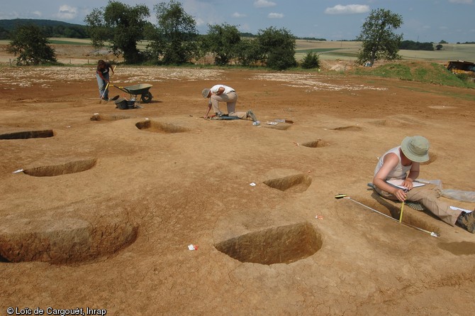 Vestiges d'un habitat gaulois en cours de fouille à Trémoins (Haute Saône) en juin 2007.  Les bâtiments gaulois, construits en matériaux périssables sur une armature de poteaux de bois, n'ont laissés que peu de traces : ici, seuls des trous de poteaux, fouillés à moitié, sont visibles. 