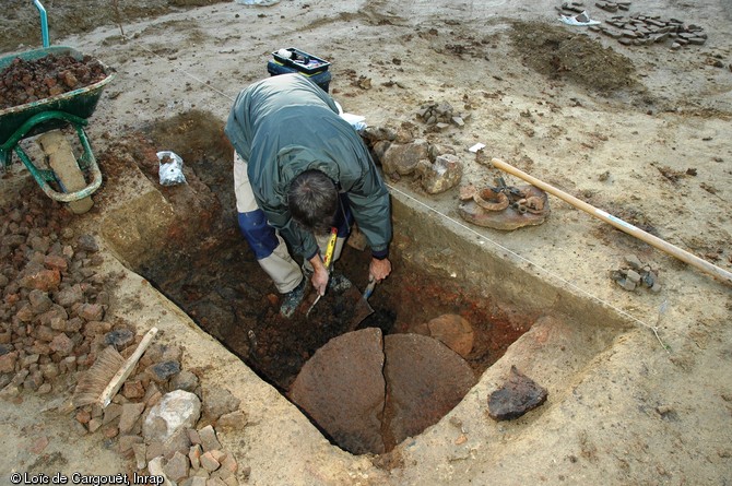 Une cave dat&eacute;e de l'&eacute;poque gallo-romaine en cours de fouille sur le chantier de Wiwersheim en octobre 2006.