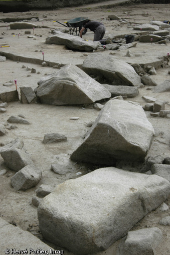   Fouille du champ de menhirs brisés de Kerdruellan (Morbihan), 2006.Scellés sous près de 80 cm de sédiment, les menhirs, comme les niveaux de sols et les événements qui ont jalonné leur histoire, ont été préservés de toute érosion.  