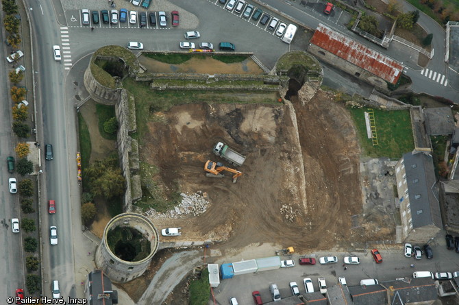 Vue aérienne des vestiges du château du duc Pierre II de Bretagne à Guingamp (Côtes-d'Armor) datés de la fin du XVe s. de notre ère, fouille en 2005.  Réalisée sur une surface de 1875 m2, la fouille englobait la totalité du château, son fossé et son enceinte au nord-ouest. 