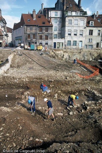 Vue générale de la fouille du Palais de Justice à Besançon (Doubs) en 2001.  Une grande domus gallo-romaine a été découverte : elle présente un plan original et des dimensions impressionnantes (plus de 4000 m2). Son évolution dans le temps a également pu être étudiée. 