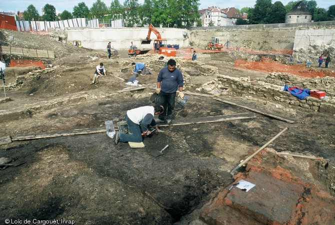 « Halle artisanale » dévolue au travail du verre, en activité entre le dernier tiers du Ier s. et la fin du IIème s. de notre ère, mis au jour lors des fouilles effectuées à Besançon en bordure du Doubs en 2001-2002.  Elle était disposée en bordure d’une voie qui la séparait de la berge antique du Doubs. 