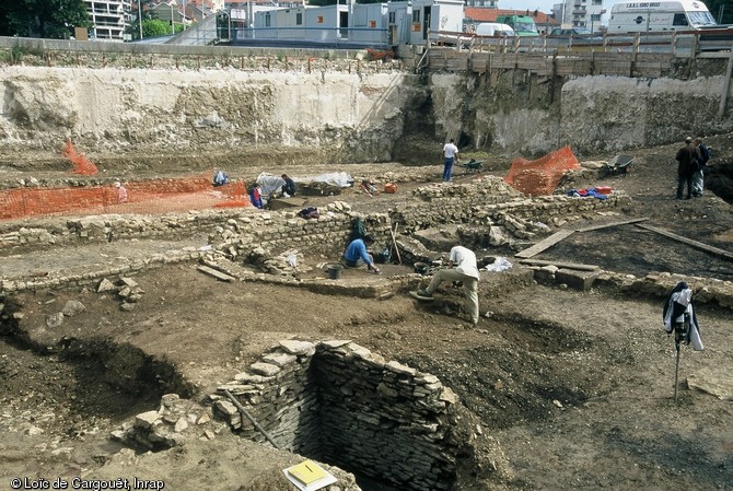 Vue générale du chantier sur le parking Dérasés à Besançon en 2001 au début de l'opération de fouille.