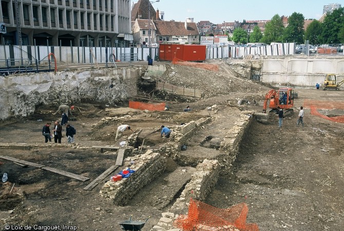 Vue générale des niveaux antiques sur la fouille du Parking Dérasés à Besançon (Doubs) en 2001.