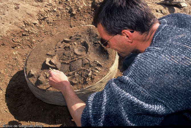 Prélèvement d’une tombe à incinération du Bronze final de la nécropole de Château- Landon (Seine et Marne), 1997.  Les vases funéraires et les ossements humains calcinés sont prélevés en bloc pour être fouillés en laboratoire.  