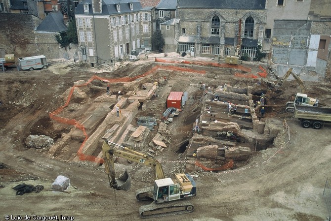 Vue générale du chantier. Au premier plan on peut voir les vestiges des boutiques gallo-romaines établies en bordure d'une grande rue, où travaillaient des artisans. 