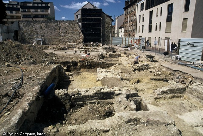 Vue générale du site. Au milieu, à droite, on observe les fondations de la chapelle construite au XIIe s.