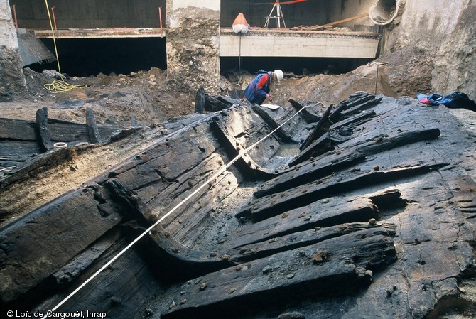 Relevés des éléments de la charpente d'une des embarcations à fond plat du milieu du IIe s. de notre ère mise au jour sur la rive droite de la Saône place Benoît-Crépu à Lyon, 2002-2003.