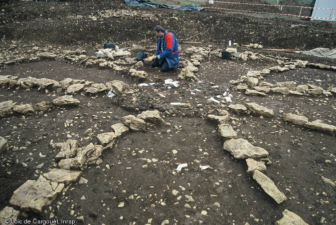 Le centre d'un tertre funéraire daté des VIe et Ve s. avant notre ère sur le site du  Camp de l'église  à Flaujac-Poujols (Lot), 2002.  