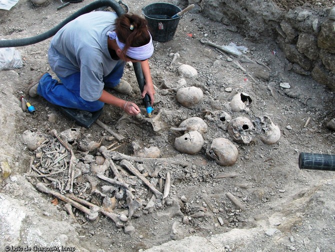 Nettoyage et dégagement d'un ossuaire attribué à la période moderne, XVIe-XVIIe s., Troyes (Aube), 2004-2005.  Un ensemble de caveaux funéraires abritant de très nombreuses sépultures a été mis au jour sous le  beau portail  (une avant-nef, construite au début du XVIe s.) de l'église Saint-Jacques-aux-Nonnains. 