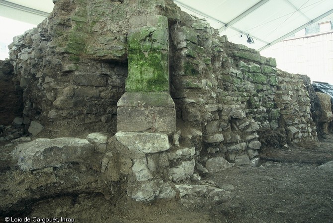   Un des piliers semi-engagés de la chapelle souterraine de l'église Saint-Jacques-aux-Nonnains (début du XIIIe s.), Troyes (Aube), 2004-2005.La chapelle souterraine abrite des sépultures privilégiées. Les modes d'inhumation et les pratiques funéraires sont multiples : coffrage maçonné, sarcophage, cercueil, tombe individuelle ou collective...    