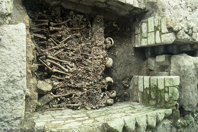 Le caveau fun&eacute;raire nord (XVIe-XVIIe s.).