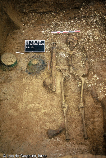 Sépulture de  chef franc , 525-550, Saint-Dizier (Haute-Marne), 2002.  Le défunt est accompagné d'un riche mobilier funéraire : une épée le long de son corps, une francisque (hache de jet) à ses pieds, ainsi que de la vaisselle en bronze. 