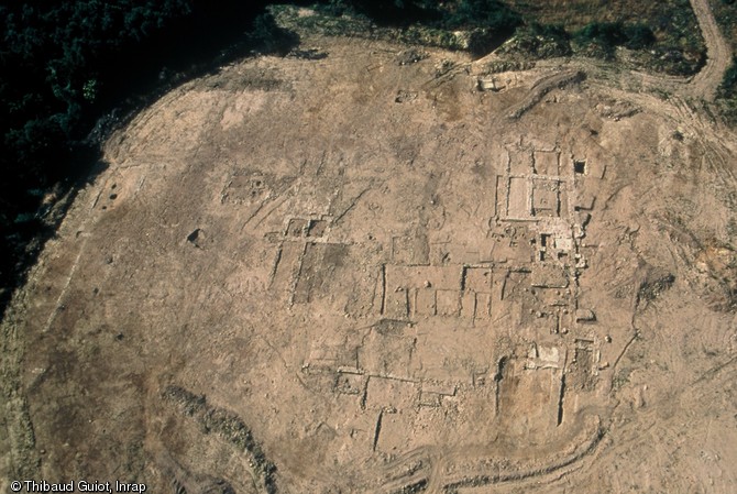 Vue aérienne de la villa gallo-romaine de Saint-Patrice (Indre-et-Loire), fin Ier-début IIIe s. de notre ère, 2001.  Les vestiges sont répartis à l'extrémité d'un éperon dominant la plaine alluviale de la Loire, au pied duquel passait la voie romaine qui reliait Tours à Angers.