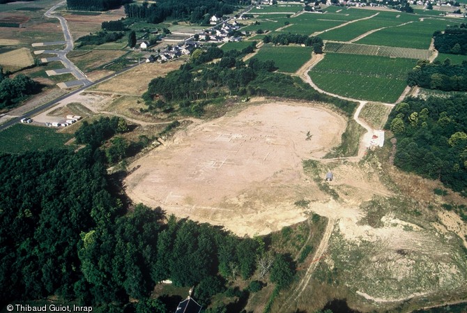 Vue aérienne du site archéologique de la villa gallo-romaine de Saint-Patrice (Indre-et-Loire) dans son environnement, 2001.  La situation topographique, le coteau dominant la Loire en aval de Tours, offre des avantages déterminants pour l'installation de cette villa à la fin du Ier s. de notre ère. 