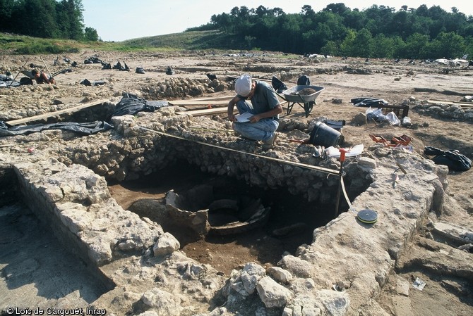 Relevé d'une des pièces de la villa gallo-romaine de Saint-Patrice (Indre-et-Loire), 2001.  Le grand récipient (dolium) visible au centre de la photo est daté du Ier s. de notre ère. Il est antérieur à la construction des murs de la villa et a été découvert sous la pièce en cours de relevé. 