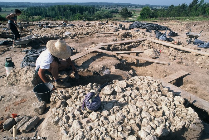 Pièce située au nord du bâtiment résidentiel de la villa de Saint-Patrice (Indre-et-Loire), fin Ier- début IIIe s. de notre ère, 2001.  A l'arrière-plan, vers le sud, on distingue la vallée de la Loire que domine la villa. 