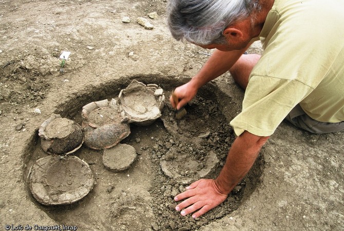 Dégagement du dépôt funéraire d'une tombe du VIIe s. avant notre ère, nécropole de Puisserguier (Hérault), 2003.  La fouille intégrale du site a permis de constituer une impressionnante collection de 2660 vases et de plus de 500 petits objets. 