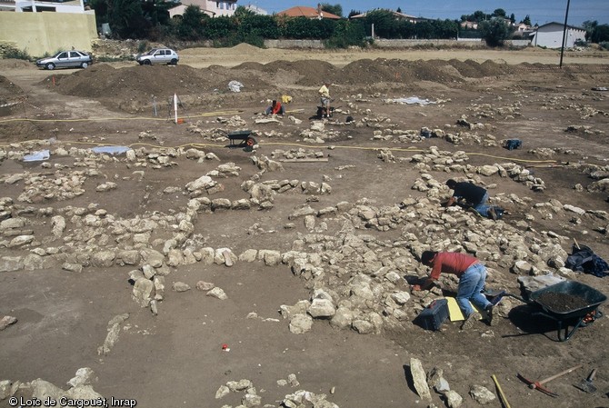 Fouille des quartiers orientaux de la nécropole de Puisserguier (Hérault), VIIIe-VIe s. avant notre ère, 2003.  Les sépultures sont scellées par des dalles : leurs emplacements sont signalés en surface par des petits tumuli, rectangulaires ou circulaires, constitués de pierres posées de chant.