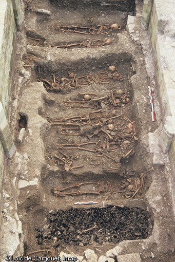 Sépultures médiévales mises au jour dans le square des bénédictins à La-Charité-sur-Loire (Nièvre) en 2003.