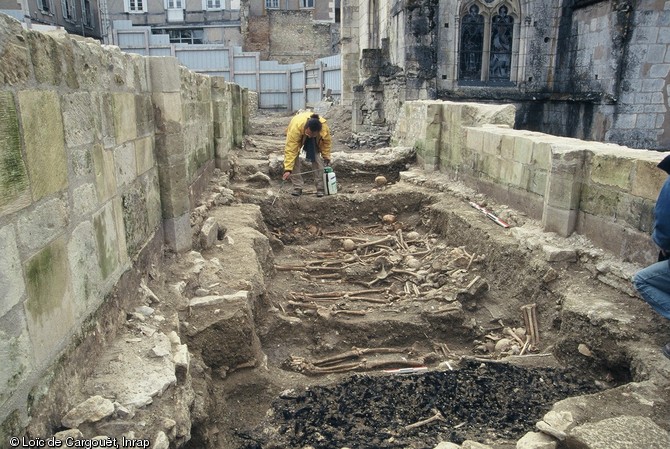 Sépultures en cours de fouille dans le square des bénédictins à La-Charité-sur-Loire (Nièvre) en 2003. Les sépultures couvrent une période allant du IXe au XIVe siècle.