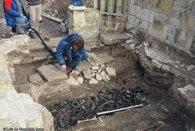 Sépultures datées du IXe au XIVe siècles en cours de fouille sur le square des bénédictins à La-Charité-sur-Loire (Nièvre) en 2003. 