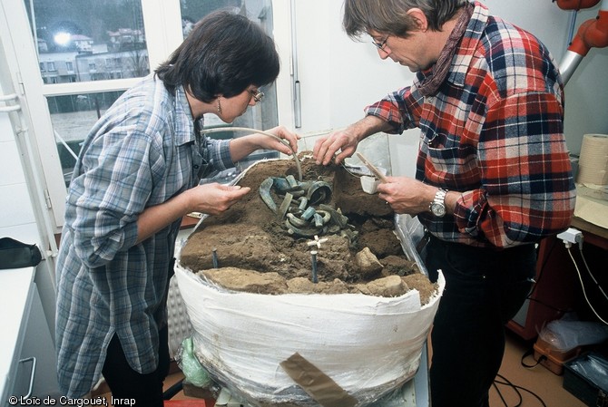 Fouille en laboratoire, dans les locaux de l'atelier de restauration de Saint Romain-en-Gal, du dépôt de l'âge du Bronze final découvert à Saint-Priest (Rhône) en 2000.