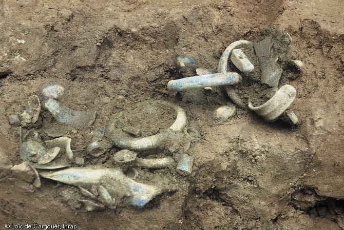 Fouille en laboratoire, dans les locaux de l'atelier de restauration de Saint Romain-en-Gal, du dépôt de l'âge du Bronze final découvert à Saint-Priest (Rhône) en 2000.