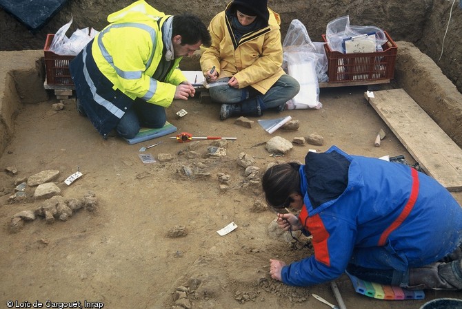 D&eacute;montage d'une structure de combustion gravettienne sur&nbsp;le site de &laquo; La Croix de Bagneux &raquo; &agrave; Mareuil-sur-Cher (Loir-et-Cher) en 2004-2005. 