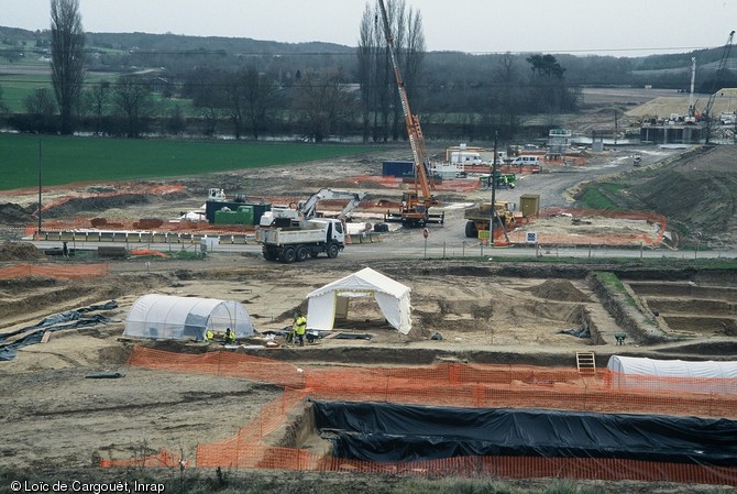 Vue g&eacute;n&eacute;rale du site de &laquo; La Croix de Bagneux &raquo; &agrave; Mareuil-sur-Cher (Loir-et-Cher) fouill&eacute; en 2004-2005 avec &agrave; proximit&eacute; le chantier de construction du viaduc du Cher.  Le site a livr&eacute; une s&eacute;quence exceptionnelle d'occupations du Pal&eacute;olithique sup&eacute;rieur et du M&eacute;solithique avec des niveaux attribu&eacute;s a l'Aurignacien (30 000 B.P.), au Gravettien (25 000-23 000 B.P.) et au Magadal&eacute;nien (17 000 B.P.).  