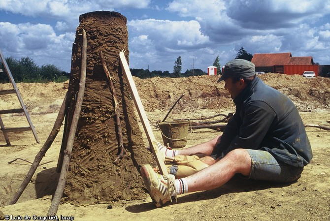 Reconstitution expérimentale d'un bas fourneau protohistorique en juillet 1997 à la Bazogue, à la suite de la découverte de nombreux bas fourneaux sur l'emprise de l'autoroute A28 dans le secteur du Mans.  Cette expérimentation avait pour objectif une meilleure compréhension de la technique de réduction du minerai de fer. 