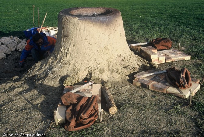 Reconstitution d'un bas-fourneau gallo-romain dans le cadre d'une journée d'expérimentation de la métallurgie du fer en novembre 1999 à Montargis (Loiret). 