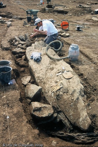 Dégagement d'un menhir et de son calage de pierres sur la nécropole du Néolithique moyen de Thonon-Les-Bains (Haute-Savoie) fouillée en 2004.