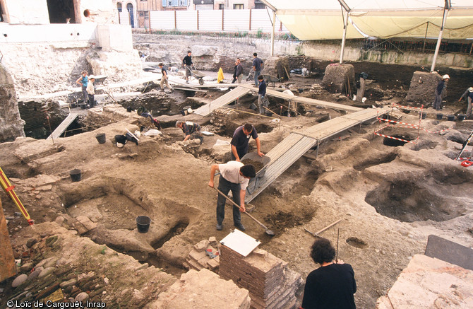 Vue générale du chantier : les niveaux antiques sont en cours d'étude. Cette opération a révèlé des vestiges multiples, échelonnés sur près de vingt siècles d'histoire.