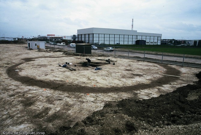 Enclos funéraire du IVe siècle avant notre ère avec sa tombe à char implantée au centre découvert à Reims en 2001.