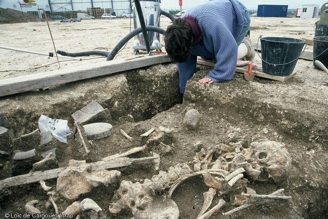 Tombe à char datée du IVe siècle avant notre ère en cours de fouille,  Reims, 2001.