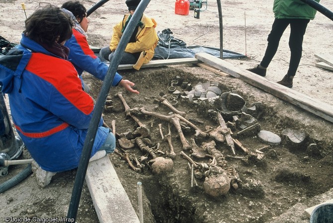 Fouille d'une tombe à char datant du IVe siècle avant notre ère, Reims, 2001. 