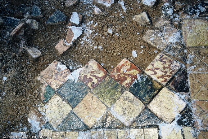 Pavements vernissés datés du XIVe siècle et localisés dans le transept sud de l'église découverts lors de la fouille de Notre-Dame-De-Bondeville (Seine-Maritime) en 2001.