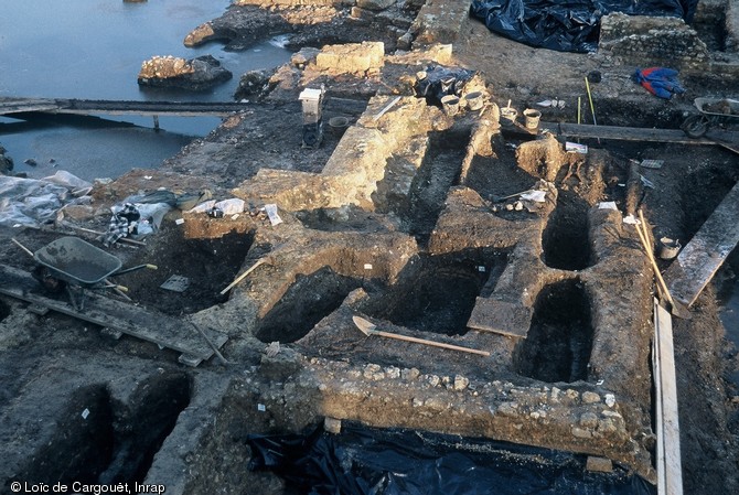   Vue générale de la fouille du chœur d'église du haut Moyen Âge de Notre-Dame-De-Bondeville (Seine-Maritime) en 2001.  