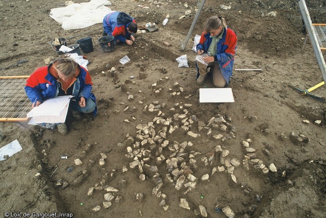 Relevé de l'un des ateliers de taille du campement mésolithique final de La Presle à Lhéry (Marne), 2001.  La fouille fine a permis de dégager des milliers de fragments de silex.