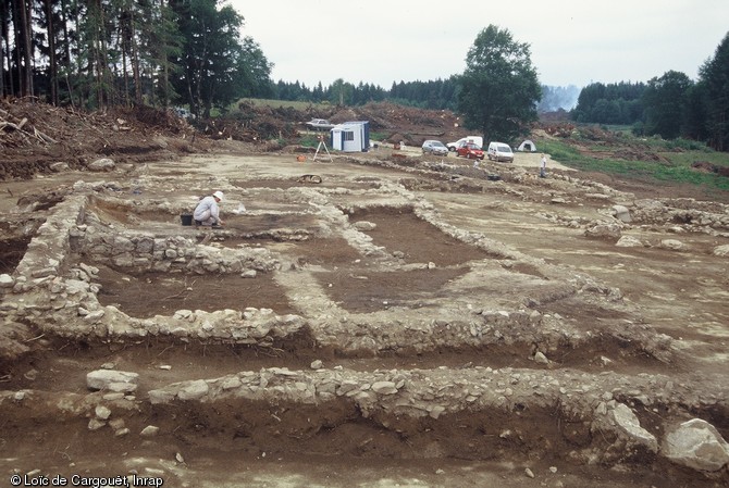   La villa gallo-romaine de Prondines (Puy-De-Dôme) édifiée au début du Ier s. de notre ère et abandonnée à la fin du IIe s., 2003.La proximité de l'établissement avec un réservoir relié à un système d'adduction et d'écoulement peut être un indice d'une activité d'extraction et de traitement du minerai, en marge des activités agricoles.  