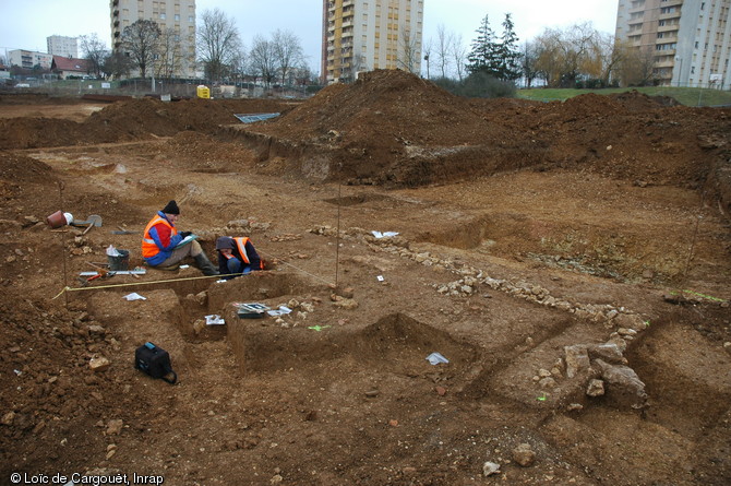Relev&eacute; des vestiges d'un petit b&acirc;timent gallo-romain aux Brich&egrave;res &agrave; Auxerre (Yonne), 2006.  Le site des Brich&egrave;res se situe &agrave; environ 1,5 km &agrave; l&rsquo;ouest du centre historique d&rsquo;Auxerre, en zone p&eacute;riurbaine. 
